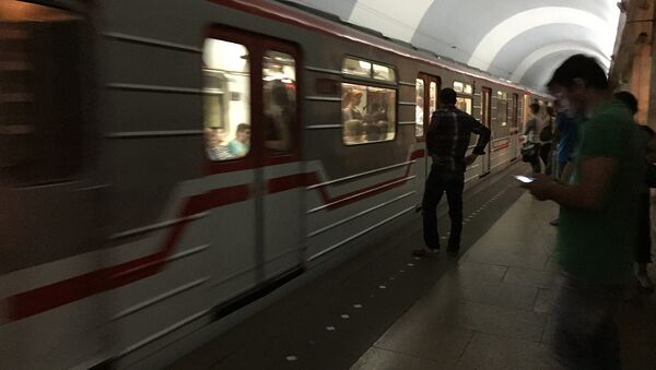 Тбилисское метро - пассажиры на пероне перед посадкой в поезд - Sputnik Грузия