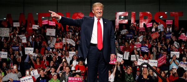 Кандидат от Республиканцев Дональд Трамп выступает перед избирателями в штате Мичиган - Sputnik Грузия