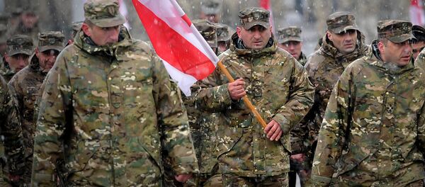Грузинские военные маршируют утром под проливным дождем - Sputnik Грузия