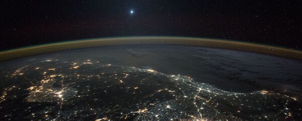 Снимок Венеры на фоне ночных огней Земли, полученное с Международной космической станции - Sputnik Грузия