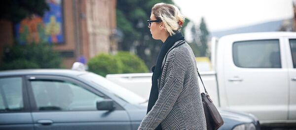 Девушка идет по одной из улиц столицы Грузии осенним утром - Sputnik Грузия