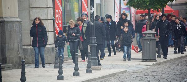 Люди идут по одной из улиц столицы Грузии - Sputnik Грузия