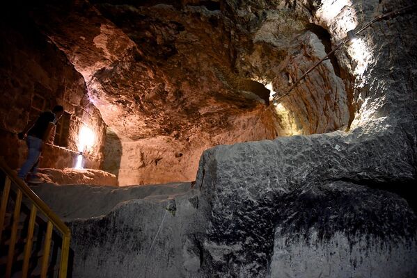 На территории пещерного комплекса существует множество подземных ходов и тоннелей, часть из которых открыта для посещения туристами. На фото мы видим систему подземных тоннелей, ведущих к храму Успения Богородицы - Sputnik Грузия