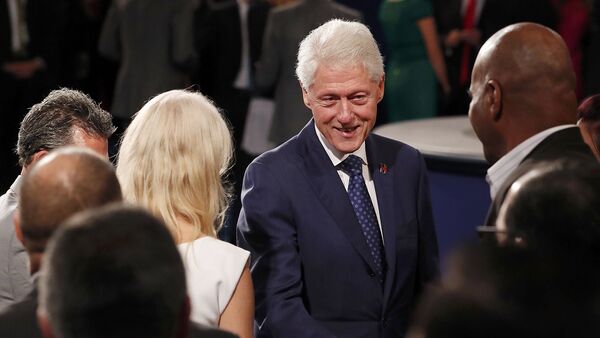 Экс-президент США Билл Клинтон присутствует на политических дебатах своей супруги Хиллари Клинтон с Дональдом Трампом - Sputnik Грузия