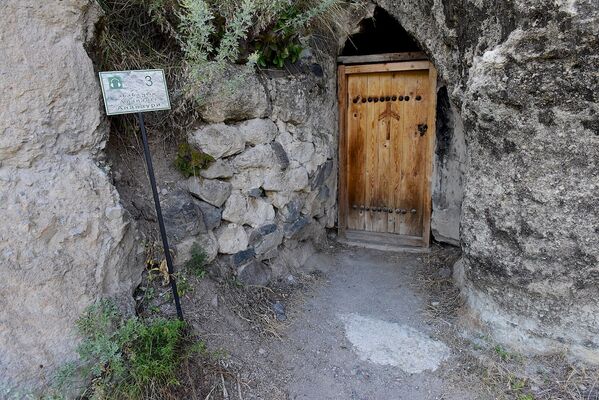 Вход в один из монастырей на территории древнего пещерного города Вардзия. - Sputnik Грузия
