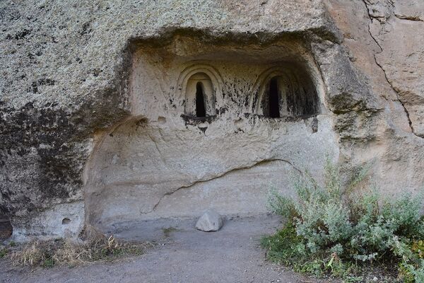 Лицо на скале - такое необычное изображение на одной из стен пещерного комплекса Вардзия создали человек и природа. - Sputnik Грузия