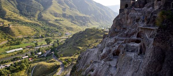 ვარძია ახალციხიდან 60 კმ-ში მდებარეობს, მაგრამ ოდესღაც იგი ცენტრი და ძირითადი სატრანსპორტო მაგისტრალი იყო. ვარძია ახალციხიდან 60 კმ-ში მდებარეობს, მაგრამ ოდესღაც იგი ცენტრი და ძირითადი სატრანსპორტო მაგისტრალი იყო. - Sputnik საქართველო