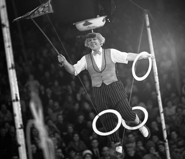 В 1950 году Олег Попов окончил Государственное училище циркового искусства. Свою карьеру он начал эквилибристом-комиком, выступая с номером Эксцентрик на свободной проволоке. - Sputnik Грузия
