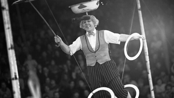 Клоун Олег Попов на канате во время выступления в цирке - Sputnik Грузия