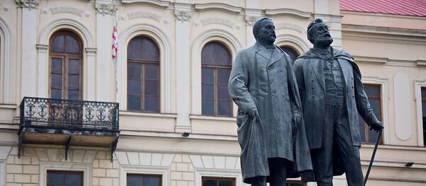 ილია ჭავჭავაძისა და აკაკი წერეთლის ძეგლი თბილისის პირველ გინმაზიასთან ილია ჭავჭავაძისა და აკაკი წერეთლის ძეგლი თბილისის პირველ გინმაზიასთან - Sputnik საქართველო