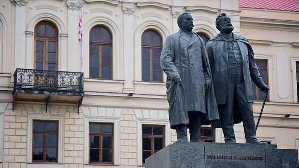 Памятник Илье Чавчавадзе и Акакию Церетели у здания Первой тбилисской гимназии - Sputnik Грузия