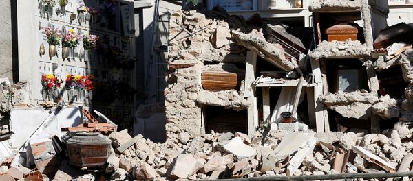 Разрушенное землетрясением кладбище в одном из сел в Центральной Италии - Sputnik Грузия