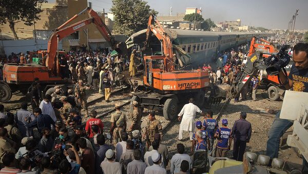 Спасатели работают на месте столкновения пассажирских поездов в Пакистане - Sputnik Грузия