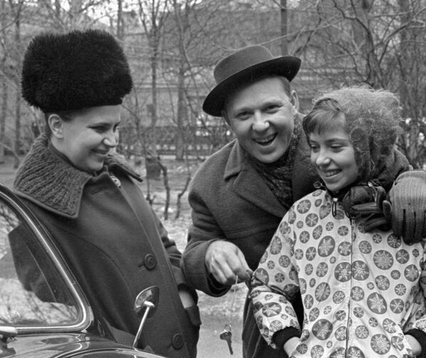 ოლეგ პოპოვის პირველი მეუღლე - ალესანდრა -ცირკის მსახიობი იყო, რომელიც 1990 წელს გარდაიცვალა. ქალიშვილი ოლგა კი ცირკის არენაზე მამასთან ერთად გამოდიოდა. - Sputnik საქართველო