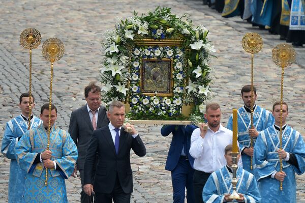 Молитвы Казанской Божией Матери с переводом на русский и ударениями