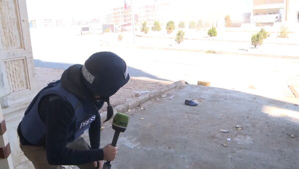Съемочная группа RT под обстрелом боевиков в Алеппо. Момент инцидента - Sputnik Грузия