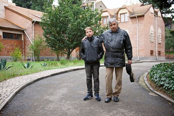 Михаил Уркевич вместе со своим сыном на территории Евангелическо-лютеранской церкви в столице Грузии Михаил Уркевич вместе со своим сыном на территории Евангелическо-лютеранской церкви в столице Грузии - Sputnik Грузия