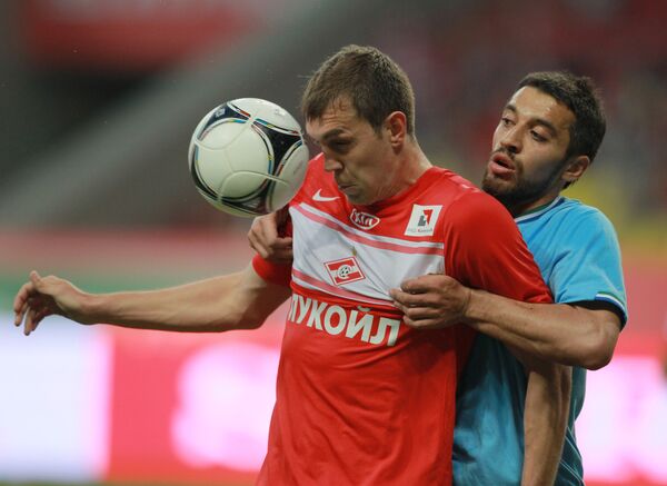 Игрок Спартака Артем Дзюба (слева) и игрок ФК Крылья Советов Александр Амисулашвили - Sputnik Грузия