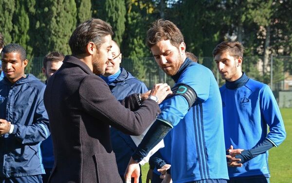 Александр Амисулашвили передает капитанскую повязку Нукри Ревишвили - Sputnik Грузия