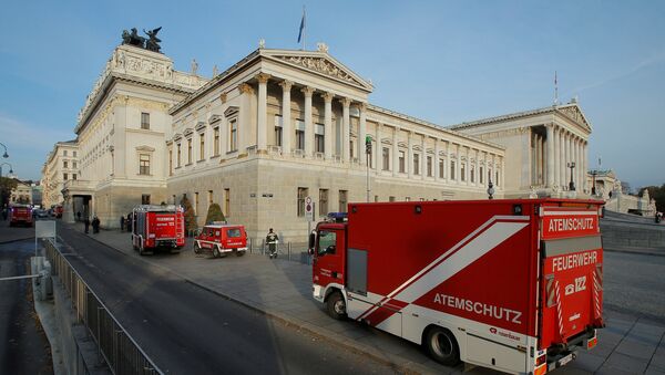 Пожарные машины у здания парламента Австрии в Вене - Sputnik Грузия