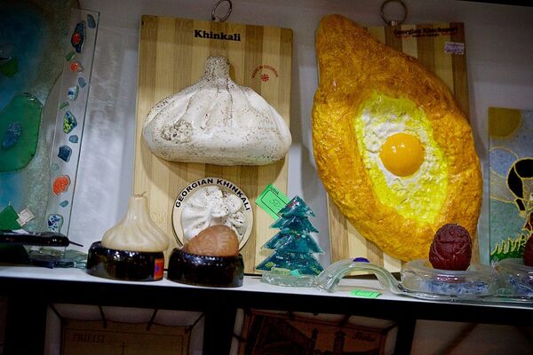 Грузинские сувениры в виде хинкали и аджарского хачапури в одном из магазинов в центре грузинской столицы - Sputnik Грузия