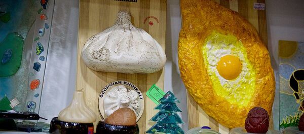 Грузинские сувениры в виде хинкали и аджарского хачапури в одном из магазинов в центре грузинской столицы - Sputnik Грузия