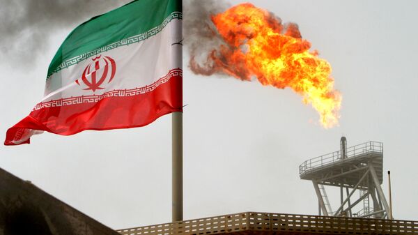 Флаг Ирана на фоне горящего факела на нефтедобывающей платформе - Sputnik Грузия