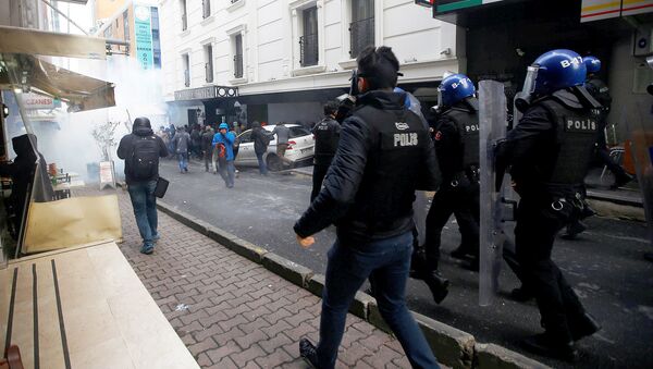 Протестующие в Стамбуле бегут от подразделений полиции во время разгона акции протеста - Sputnik Грузия
