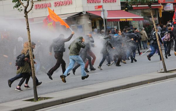 Сотрудники полиции в Стамбуле применяют водометы против участников акции протеста - Sputnik Грузия