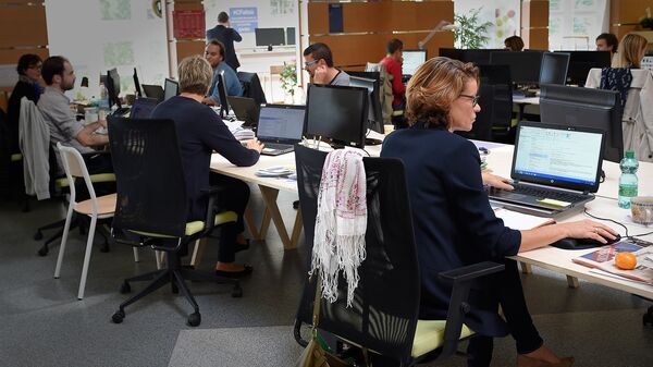 Сотрудники одного из офисов работают за компьютерами - Sputnik Грузия