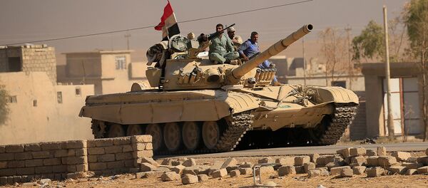 Солдаты Сил безопасности Ирака на танке принимают участие в боях против ИГ - Sputnik Грузия