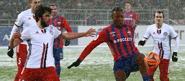 Игрок ФК Амкар Георгий Джикия (слева) и игрок ПФК ЦСКА Карлос Страндберг в матче 13-го тура чемпионата России по футболу среди клубов Премьер-лиги между ПФК ЦСКА (Москва) и ФК Амкар (Пермь) - Sputnik Грузия