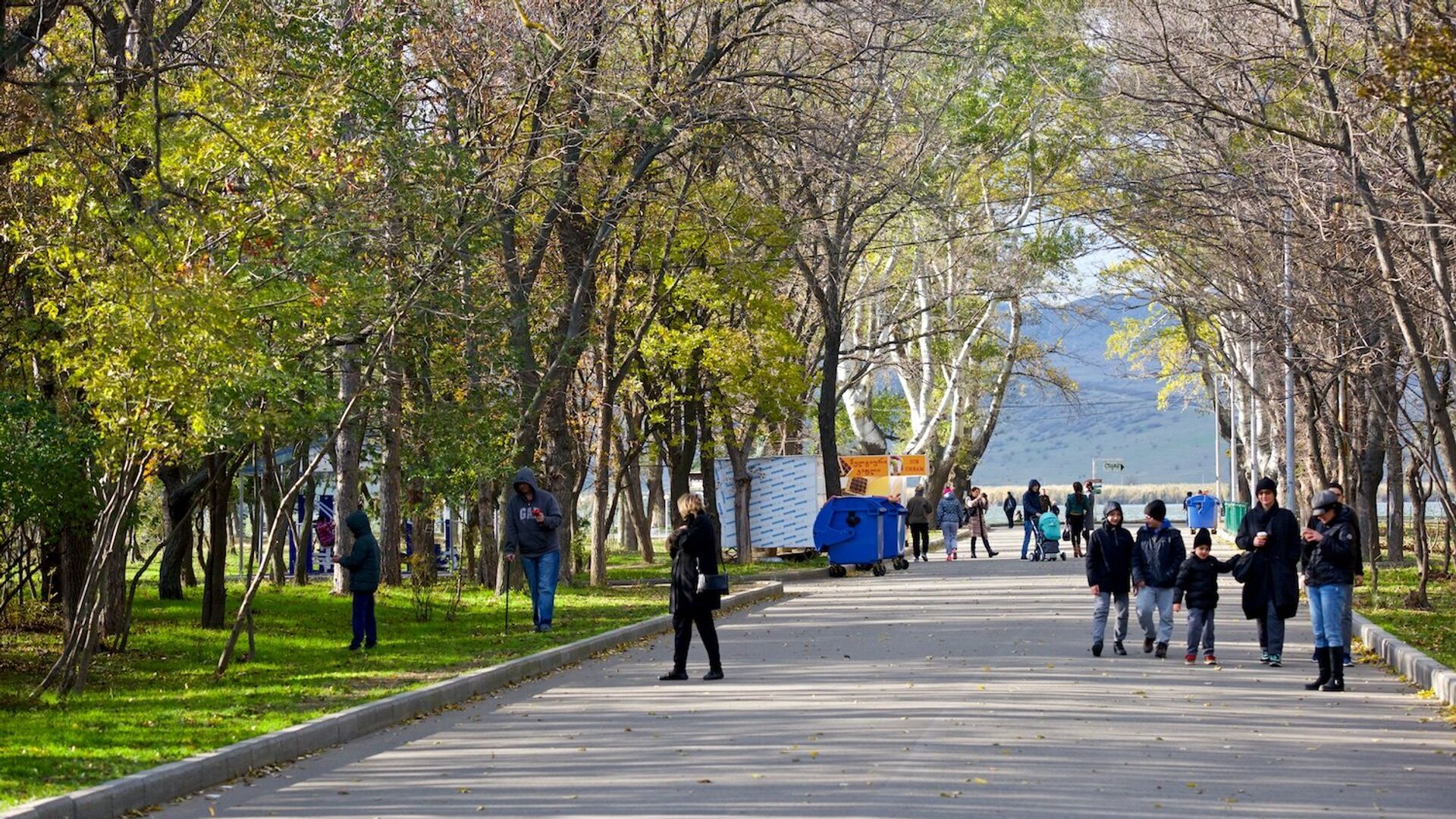 Осеннее потепление - люди в парке у озера Лиси - Sputnik Грузия, 1920, 04.05.2022