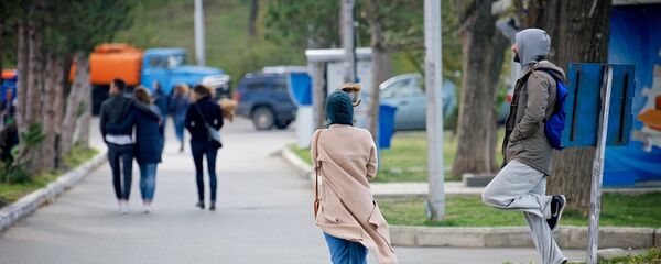 Холодный осенний ветер - люди в парке у озера Лиси Холодный осенний ветер - люди в парке у озера Лиси - Sputnik Грузия