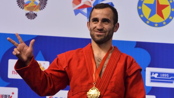 Вахтанг Чидрашвили (Грузия), завоевавший золотую медаль на чемпионате Европы по самбо в Казани в весовой категории до 57 кг, на церемонии награждения - Sputnik Грузия