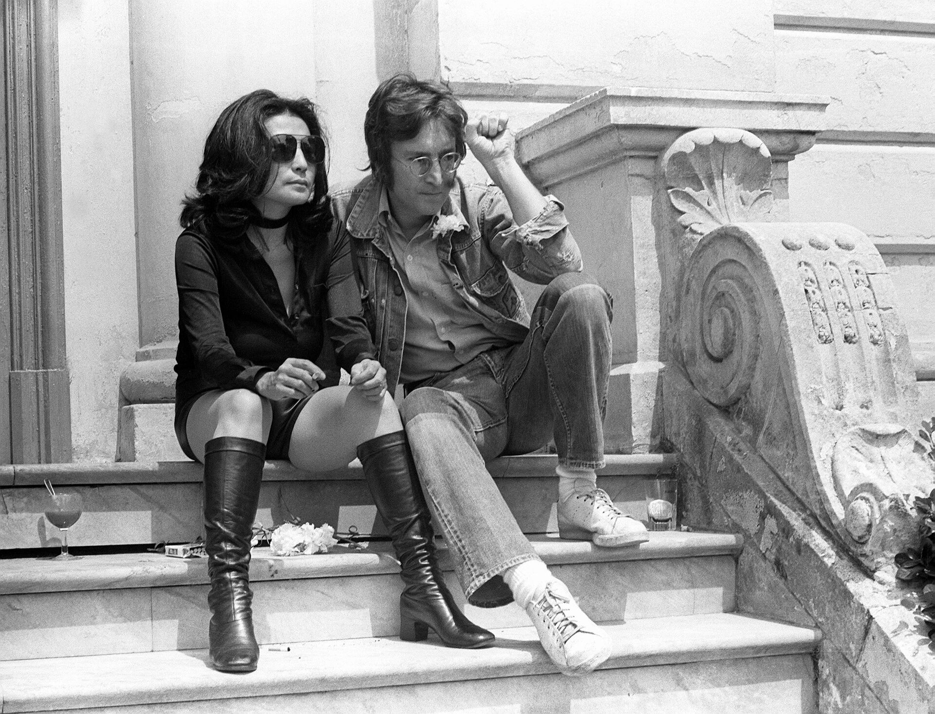 Music legend John Lennon and his wife Yoko Ono pose for photographers in Cannes 17 May 1971 - Sputnik Грузия, 1920, 25.01.2022