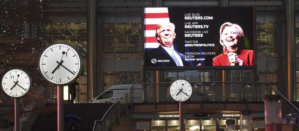 Экран на улице в Лондоне, где транслируются последние данные Reuters по выборам президента США - Sputnik Грузия