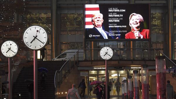 Экран на улице в Лондоне, где транслируются последние данные Reuters по выборам президента США - Sputnik Грузия