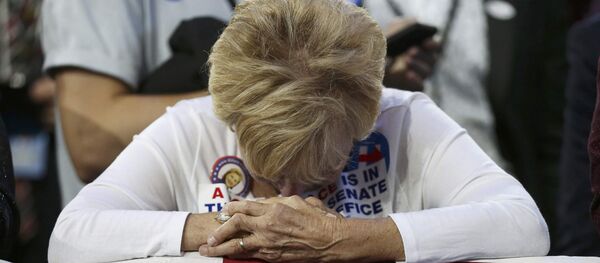 Сторонница Хиллари Клинтон после объявления поражения ее кандидата на президентских выборах в США - Sputnik Грузия