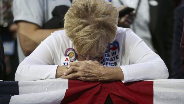 Сторонница Хиллари Клинтон после объявления поражения ее кандидата на президентских выборах в США - Sputnik Грузия