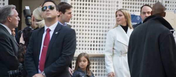 Иванка Трамп и Джаред Кушнер с дочерью в день выборов президента США - Sputnik Грузия
