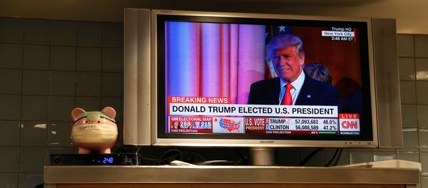 Телевизор в нью-йоркском кафе показывает данные об избрании Дональда Трампа президентом США - Sputnik Грузия