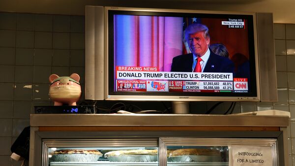 Телевизор в нью-йоркском кафе показывает данные об избрании Дональда Трампа президентом США - Sputnik Грузия