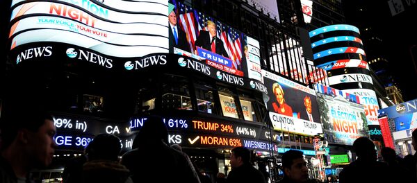 Информационные экраны с изображением избранного президента США Дональда Трампа в Нью-Йорке Информационные экраны с изображением избранного президента США Дональда Трампа в Нью-Йорке - Sputnik Грузия