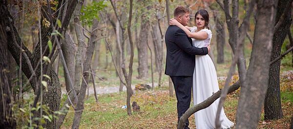 Молодожены в лесу на Лисьем озере - Sputnik Грузия