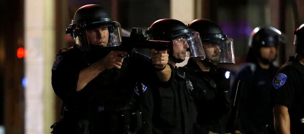 Сотрудники американской полиции в оцеплении у места проведения акции протеста против Дональда Трампа в Окленде - Sputnik Грузия