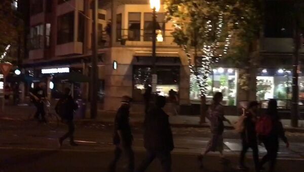 Протестующие против победы Трампа били витрины магазинов в Портленде - Sputnik Грузия