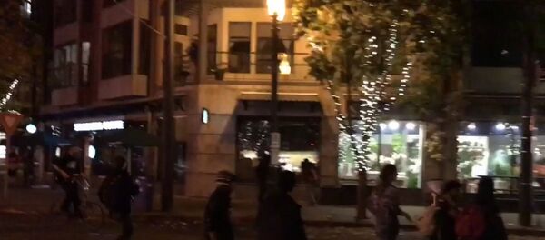 ტრამპის წინააღმდეგ აქციის მონაწილეებმა პორტლენდში მაღაზიების ვიტრინები ჩაამსხვრიეს ტრამპის წინააღმდეგ აქციის მონაწილეებმა პორტლენდში მაღაზიების ვიტრინები ჩაამსხვრიეს - Sputnik საქართველო