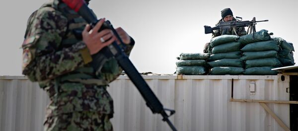 Сотрудники Службы безопасности Афганистана у базы Баграм в 50 километрах от Кабула Сотрудники Службы безопасности Афганистана у базы Баграм в 50 километрах от Кабула - Sputnik Грузия