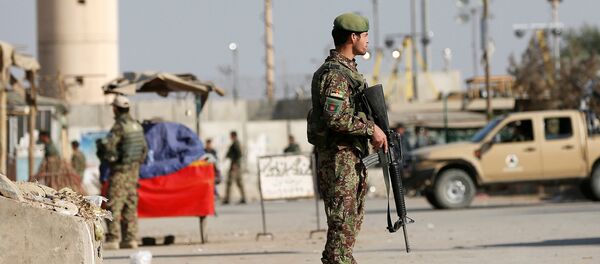 Служащий Национальной армии Афганистана у базы Баграм в Афганистане после взрыва Служащий Национальной армии Афганистана у базы Баграм в Афганистане после взрыва - Sputnik Грузия